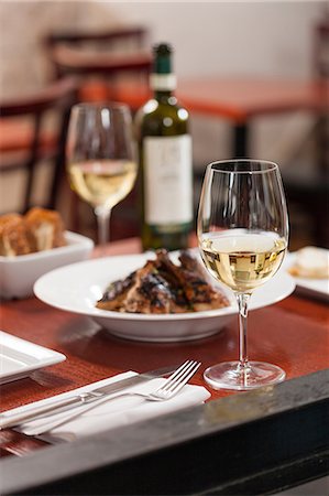 Table set with dish and white wine Photographie de stock - Premium Libres de Droits, Code: 614-06813619