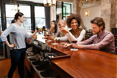 Customers drinking at bar Foto de stock - Sin royalties Premium, Código: 614-06813625