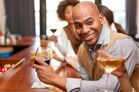 Man enjoying glass of wine and chatting Photographie de stock - Premium Libres de Droits, Code: 614-06813629