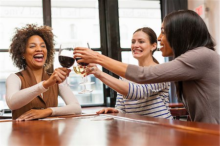 restaurant bar counters - Friends toasting at wine bar Foto de stock - Sin royalties Premium, Código: 614-06813636