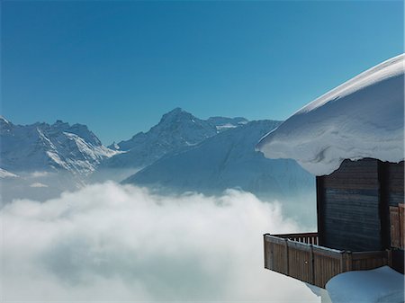 Chalet covered in snow in mountains Photographie de stock - Premium Libres de Droits, Code: 614-06813701