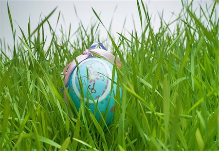 Decorative easter egg hiding in grass Stock Photo - Premium Royalty-Free, Code: 614-06813714