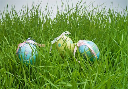 Decorative easter egg hiding in grass Stockbilder - Premium RF Lizenzfrei, Bildnummer: 614-06813715