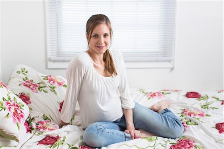 esperar - Portrait of pregnant woman on bed Foto de stock - Sin royalties Premium, Código: 614-06813752