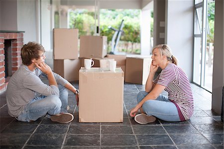 satisfied (hunger) - Young couple moving house sitting on floor with box Foto de stock - Sin royalties Premium, Código: 614-06813777