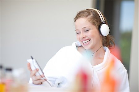 Young woman listening to MP3 player Foto de stock - Sin royalties Premium, Código: 614-06813795