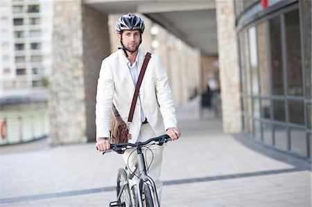 simsearch:614-02679479,k - Young man on bicycle wearing helmet Foto de stock - Sin royalties Premium, Código: 614-06813827