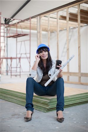 Portrait of woman holding blueprint on cell phone Stockbilder - Premium RF Lizenzfrei, Bildnummer: 614-06813844