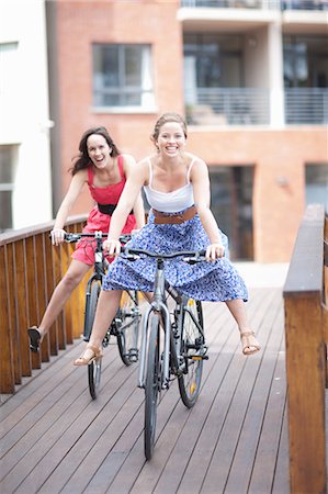 Two young women on bicycle Foto de stock - Sin royalties Premium, Código: 614-06813905