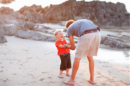 Father playing with son on beach Photographie de stock - Premium Libres de Droits, Code: 614-06813925