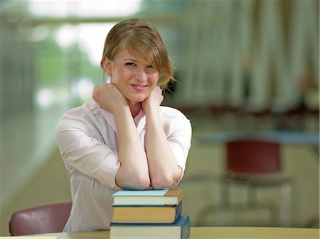 estudiando - Young student leaning on school books, portrait Foto de stock - Sin royalties Premium, Código: 614-06895709