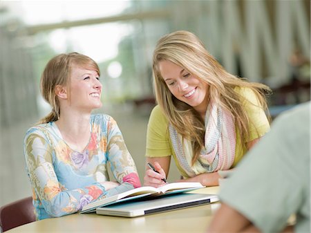 studieren (hochschule) - Young tutor writing in student's book, smiling Stockbilder - Premium RF Lizenzfrei, Bildnummer: 614-06895716