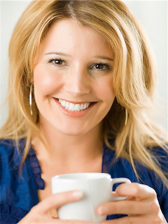 simsearch:614-06895821,k - Mid adult woman holding cup and smiling, portrait Stock Photo - Premium Royalty-Free, Code: 614-06895813