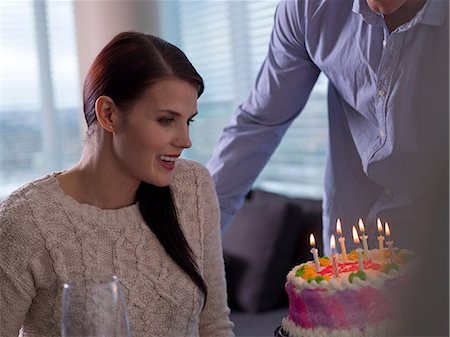 Mid adult man giving young woman birthday cake Foto de stock - Royalty Free Premium, Número: 614-06895868