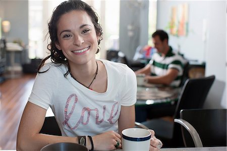 Young woman enjoying coffee in kitchen, portrait Foto de stock - Sin royalties Premium, Código: 614-06895882