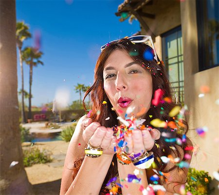 sun glasses summer - Young woman blowing confetti, portrait Photographie de stock - Premium Libres de Droits, Code: 614-06895987