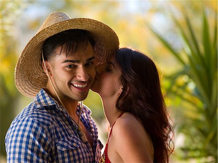 simsearch:614-06896003,k - Young woman kissing man wearing sun hat, smiling Stockbilder - Premium RF Lizenzfrei, Bildnummer: 614-06895990