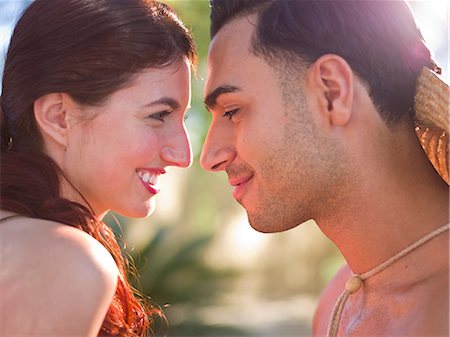 Young couple face to face, smiling Photographie de stock - Premium Libres de Droits, Code: 614-06896009