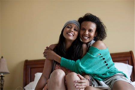 Young women embracing on bed, portrait Photographie de stock - Premium Libres de Droits, Code: 614-06896096