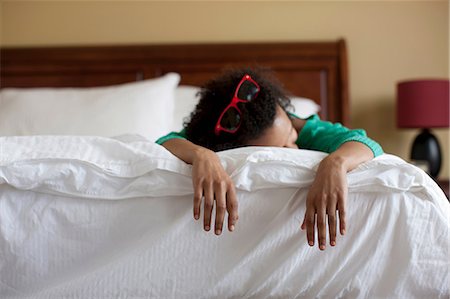 Young woman lying on bed, close up Foto de stock - Sin royalties Premium, Código: 614-06896090