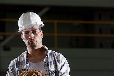 Mid adult construction worker wearing hard hat, portrait Foto de stock - Sin royalties Premium, Código: 614-06896139