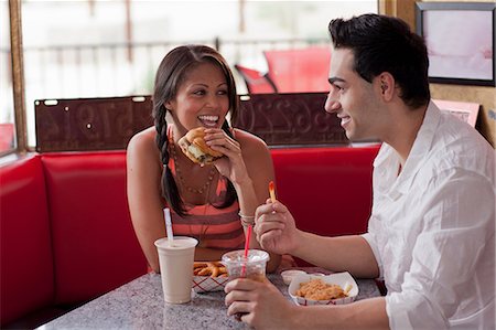 simsearch:614-06896148,k - Young couple eating fast food in diner Foto de stock - Sin royalties Premium, Código: 614-06896133