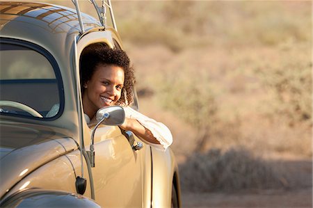 Young woman sitting in car, portrait Foto de stock - Sin royalties Premium, Código: 614-06896256