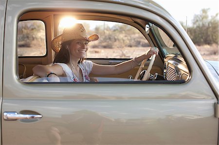 Young woman sitting in car on road trip, portrait Foto de stock - Sin royalties Premium, Código: 614-06896250