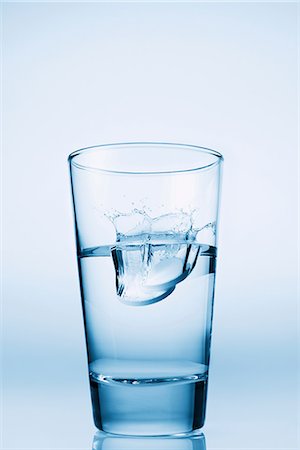 Tablets falling in glass of water Stock Photo - Premium Royalty-Free, Code: 614-06896418