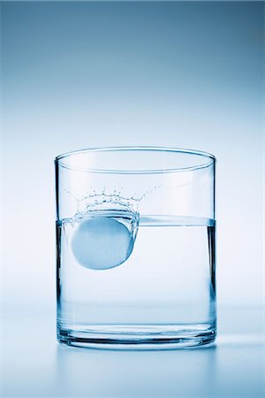 Tablet falling in glass of water Stock Photo - Premium Royalty-Free, Code: 614-06896419