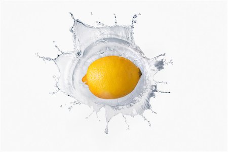 Lemon splashing in liquid Foto de stock - Sin royalties Premium, Código: 614-06896429