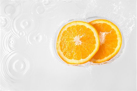Two slices of orange floating in liquid Photographie de stock - Premium Libres de Droits, Code: 614-06896434