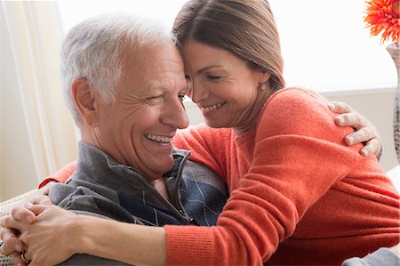 rire - Mature woman and senior man hugging Photographie de stock - Premium Libres de Droits, Code: 614-06896493