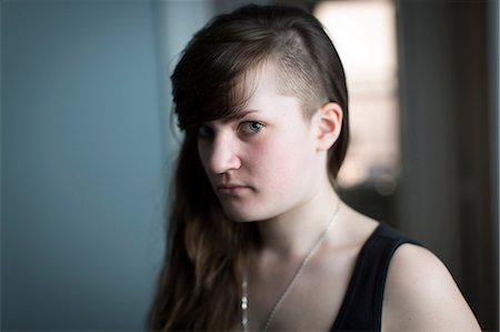 raser - Portrait of young woman looking at camera Photographie de stock - Premium Libres de Droits, Code: 614-06896552