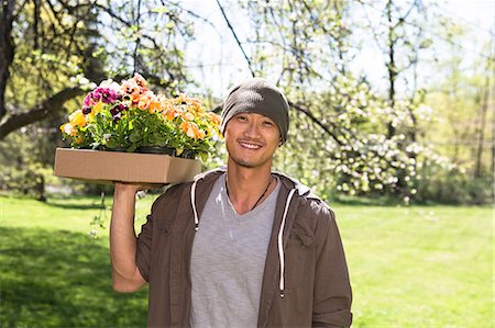 simsearch:614-06896586,k - Man holding box of flowers Stockbilder - Premium RF Lizenzfrei, Bildnummer: 614-06896579