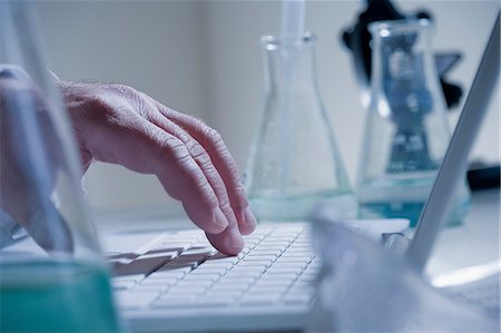 simsearch:614-06896631,k - Scientist  using laptop in laboratory Foto de stock - Royalty Free Premium, Número: 614-06896634