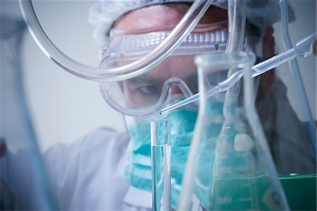Scientist using pipette, close up Photographie de stock - Premium Libres de Droits, Code: 614-06896632