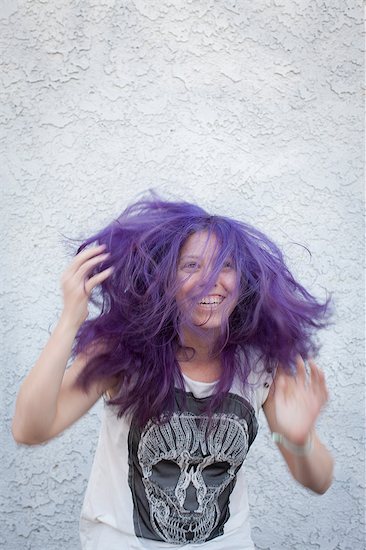 Young woman wearing purple wig Photographie de stock - Premium Libres de Droits, Le code de l’image : 614-06896791