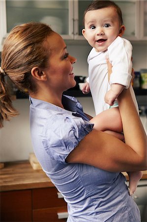 Mother holding baby girl, smiling Photographie de stock - Premium Libres de Droits, Code: 614-06896806