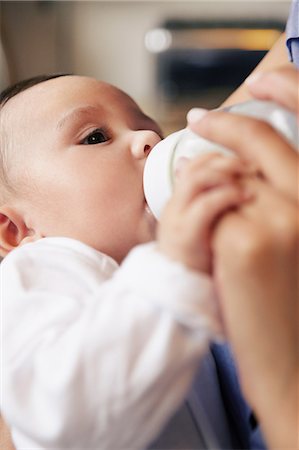 feed - Baby girl drinking bottle of milk Stock Photo - Premium Royalty-Free, Code: 614-06896810