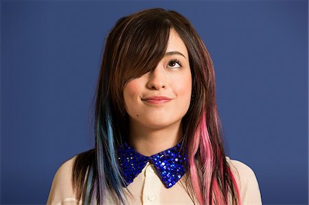 Portrait of young woman with dyed hair and blue sequin collar Photographie de stock - Premium Libres de Droits, Code: 614-06896869