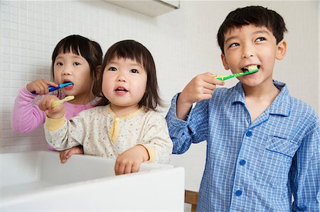 Brother and sisters cleaning teeth Photographie de stock - Premium Libres de Droits, Code: 614-06896915