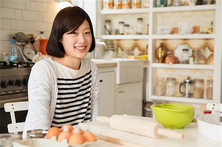 estante - Portrait of young woman at kitchen table with baking ingredients Foto de stock - Sin royalties Premium, Código: 614-06896957