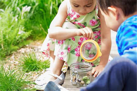 simsearch:614-06896961,k - Girl and boy in garden watching jar of snails Photographie de stock - Premium Libres de Droits, Code: 614-06896970