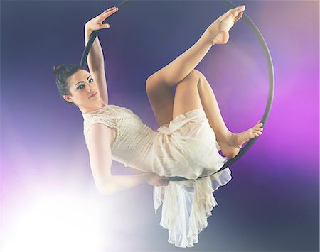 simsearch:614-06897050,k - Aerialist poised on hoop against purple background Stock Photo - Premium Royalty-Free, Code: 614-06897005