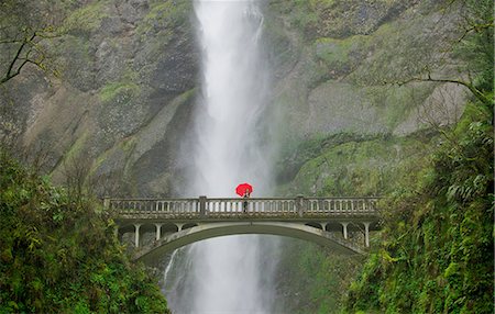 Woman with red umbrella in front of Multnomah Falls, Columbia River Gorge, USA Fotografie stock - Premium Royalty-Free, Codice: 614-06897051
