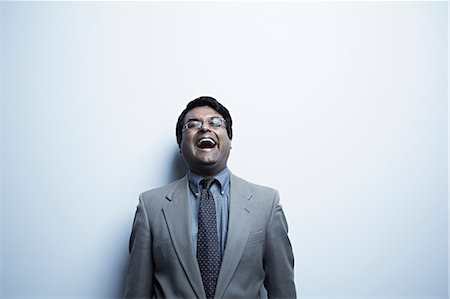 emoción - Studio portrait of mid adult male laughing Foto de stock - Sin royalties Premium, Código: 614-06897199