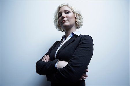 Studio portrait of businesswoman with arms crossed Foto de stock - Sin royalties Premium, Código: 614-06897235