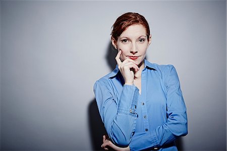 Studio portrait of young woman with hand on chin Stockbilder - Premium RF Lizenzfrei, Bildnummer: 614-06897267