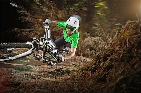 Mountain biker riding narrow track Foto de stock - Royalty Free Premium, Número: 614-06897290